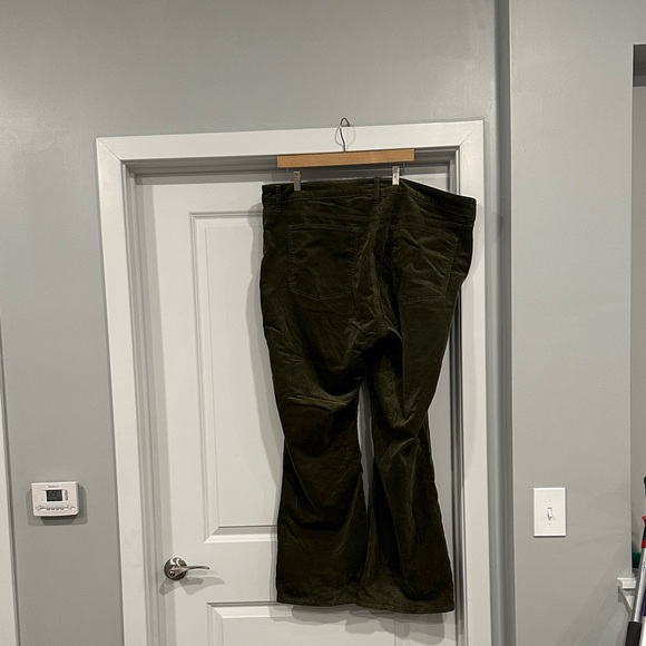 Kut from the Kloth "Karen" baby bootcut Olive corduroy jeans - Picture 2 of 9